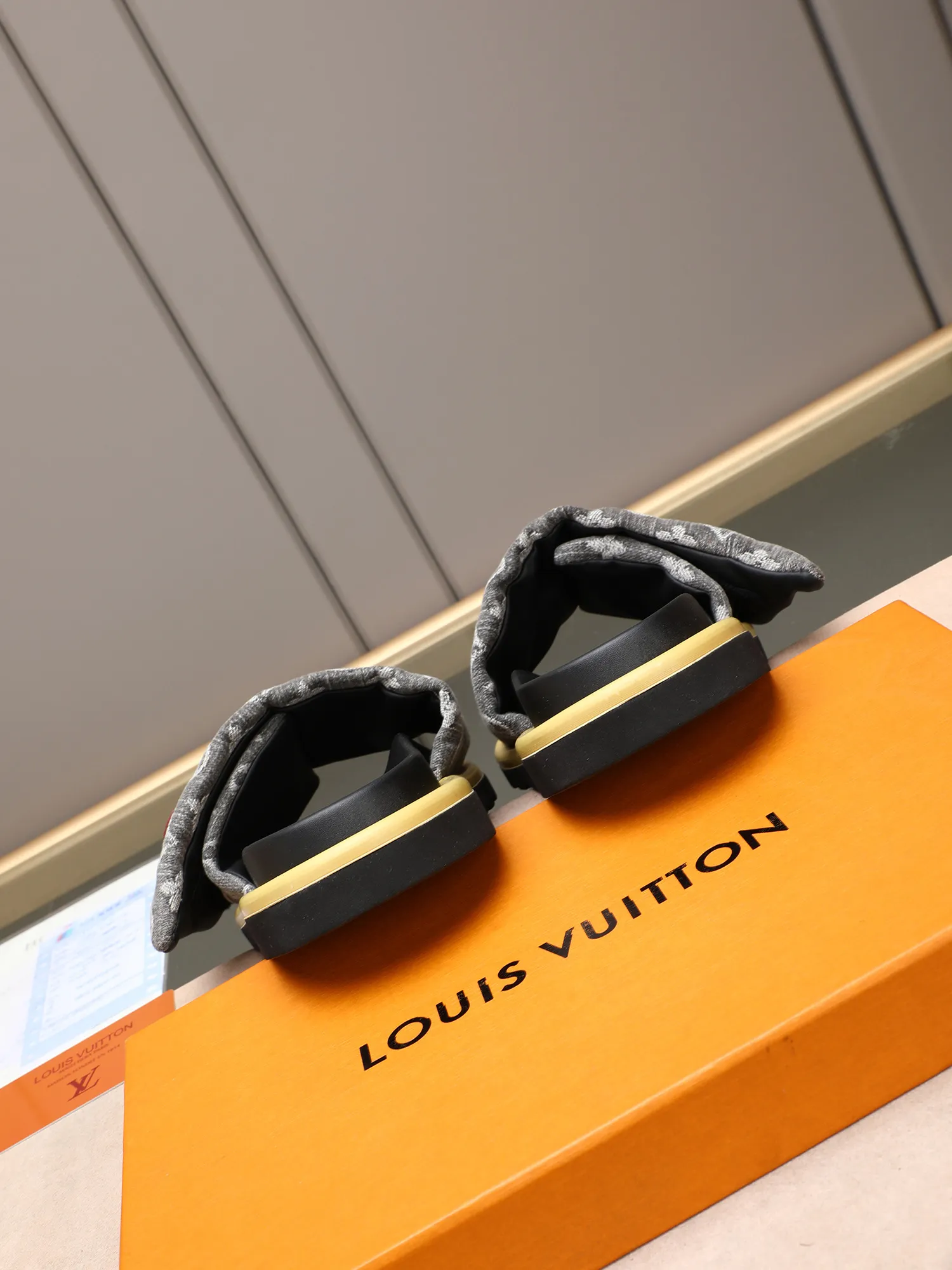 PP360 [LOUIS VUITTON] Louis Vuitton, LV printing, men's and women's slippers are on the market. The drawer box packaging comes with a cloth bag and a card. The upper pattern looks very soft and waxy, and it is a super versatile leg slimming tool. Fabric: imported denim/canvas/old fabric, LV hardware LOGO, official website pattern printing, comfortable to wear, feet: high-elastic PU water table. Sole: foam sole, heel height: about 5cm. Code number: 35-46, 35, 45, 46 are custom-made and non-returnable. Color: multiple colors and styles available.